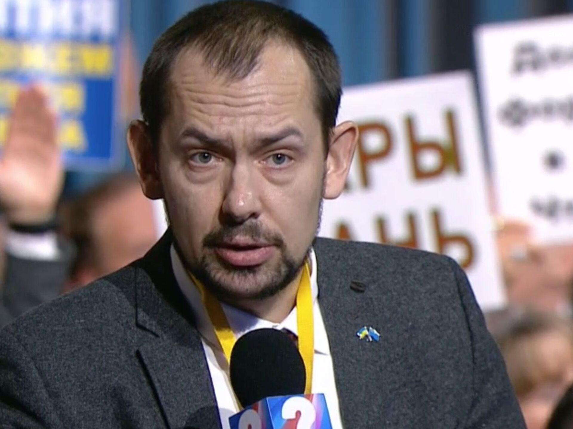Укр журналист. Цимбалюк на пресс конференции. Украинский журналист.