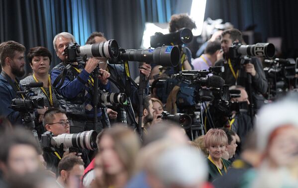Журналисты в Центре международной торговли на Красной Пресне перед началом ежегодной большой пресс-конференции президента РФ Владимира Путина