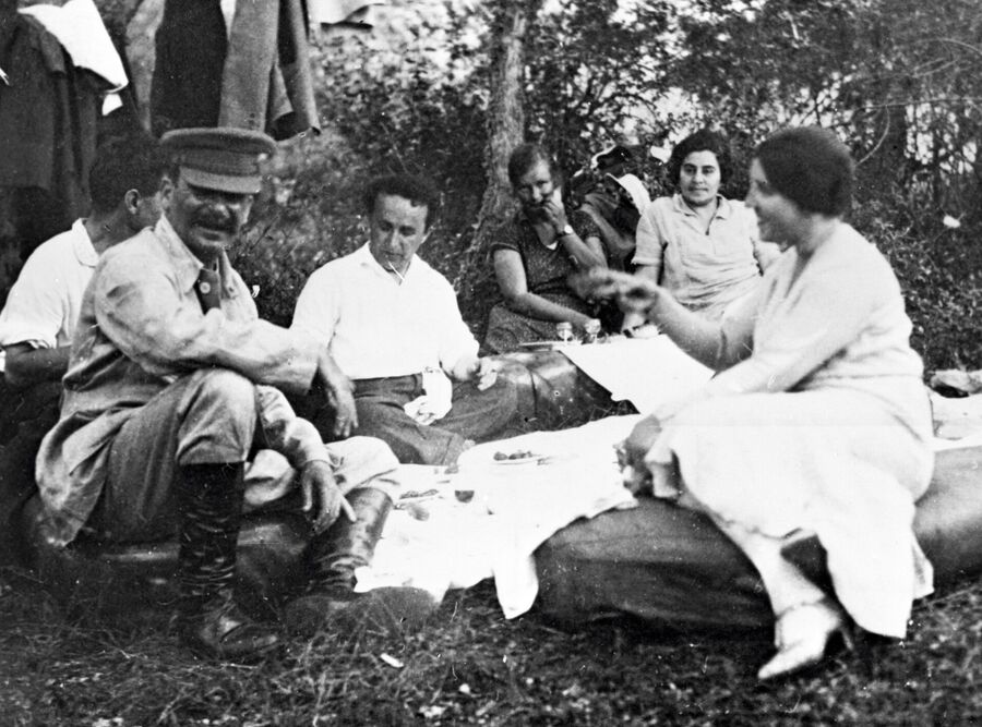 Иосиф Сталин с женой Надеждой Аллилуевой и друзьями на отдыхе 