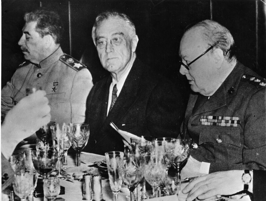 Иосиф Сталин, Франклин Рузвельт и Уинстон Черчилль во время финального ужина в Ялте. 11 февраля 1945 
