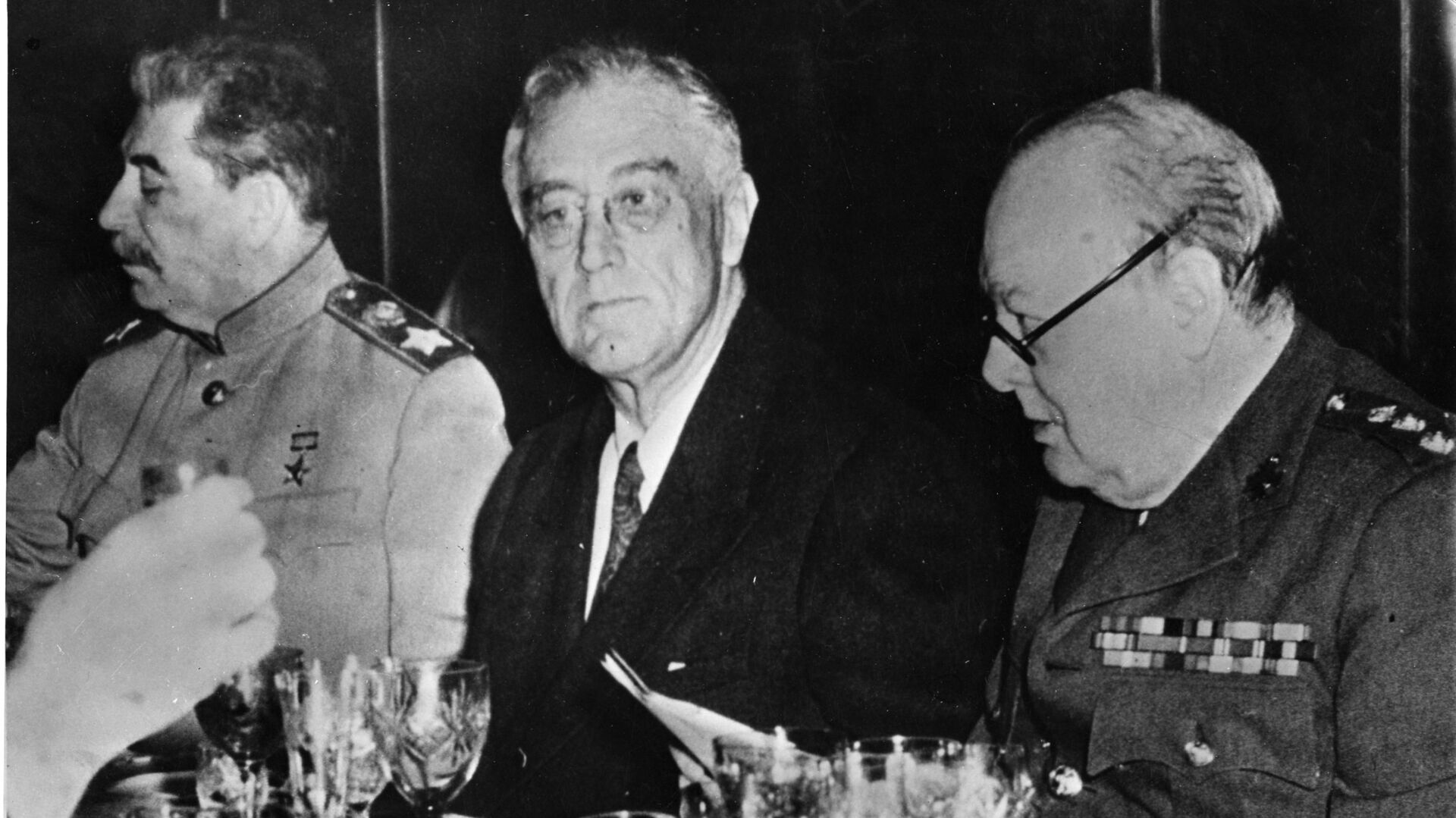 Иосиф Сталин, Франклин Рузвельт и Уинстон Черчилль во время финального ужина в Ялте. 11 февраля 1945  - РИА Новости, 1920, 17.12.2020