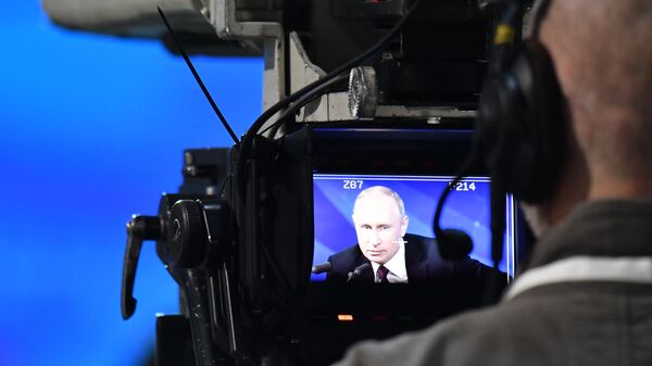 Оператор ведет съемку ежегодной большой пресс-конференции президента РФ Владимира Путина
