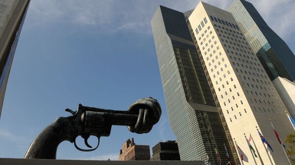 Пятиметровый бронзовый револьвер с завязанным в узел дулом (скульптор Карл Рейтерсверд) перед фасадом здания ООН в Нью-Йорке