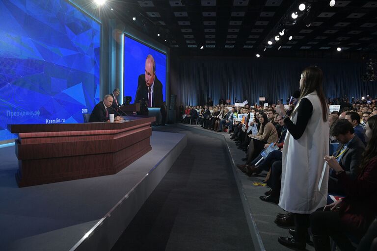 Президент РФ Владимир Путин во время ежегодной большой пресс-конференции Президент РФ Владимир Путин во время ежегодной большой пресс-конференции