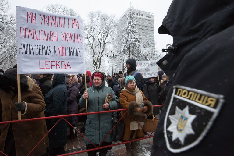 Верующие, протестующие против лишения канонической Украинской православной церкви ее названия, у здания Верховной рады Украины в Киеве Верующие, протестующие против лишения канонической Украинской православной церкви ее названия, у здания Верховной рады Украины в Киеве