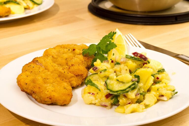 Венский шницель и картофельный салат Венский шницель и картофельный салат