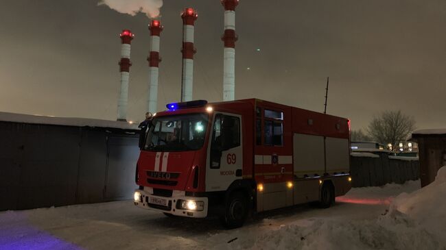 Ликвидация пожара в гаражах в Отрадном