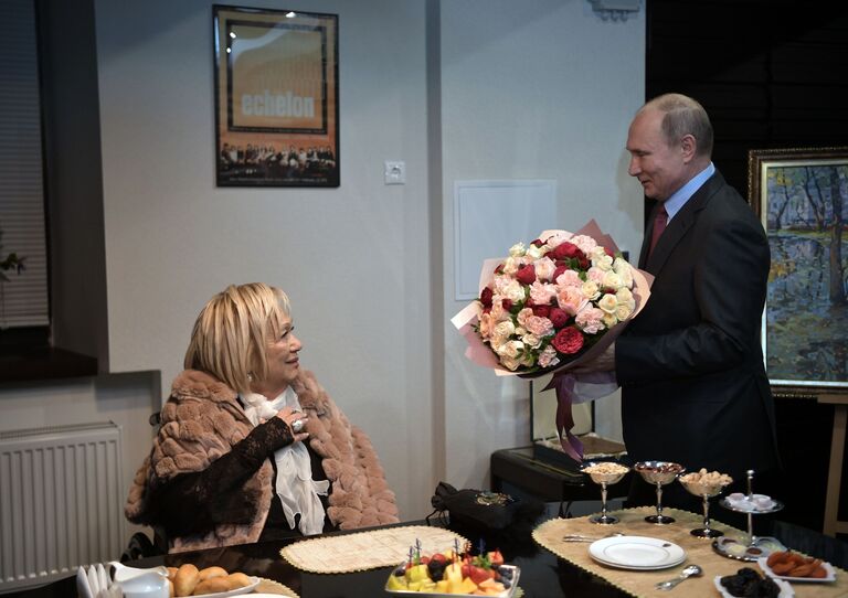 Президент РФ Владимир Путин поздравляет с юбилеем художественного руководителя театра Современник Галину Волчек Президент РФ Владимир Путин поздравляет с юбилеем художественного руководителя театра Современник Галину Волчек