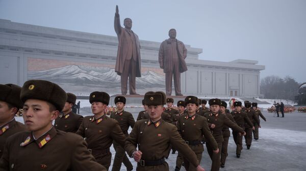Солдаты Корейской Народной Армии после церемонии в честь Национального Дня памяти на холме Мансу. Пхеньян, КНДР 