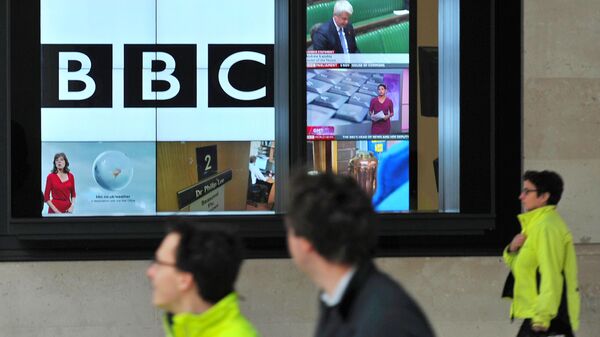 Трансляция программы канала BBC на телеэкране в Лондоне, Великобритания