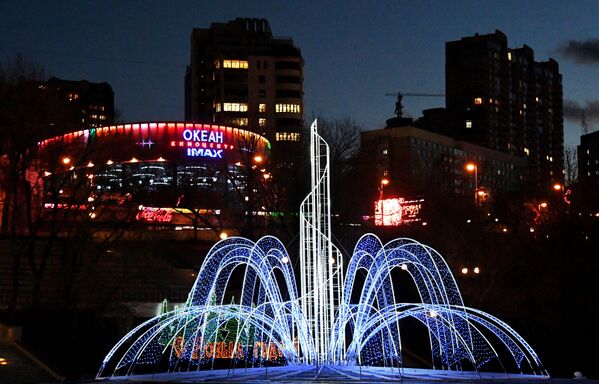 Новогодняя иллюминация на набережной Спортивной гавани во Владивостоке