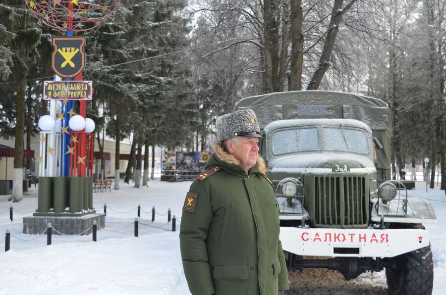 Командир салютного дивизиона В.И. Парадников