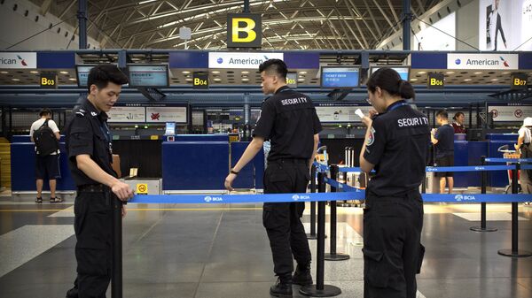 Сотрудники службы безопасности в международном аэропорту Пекина, КНР