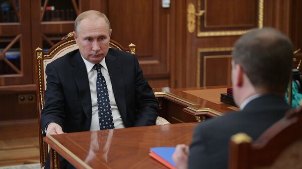Президент РФ Владимир Путин во время встречи с председателем правительства РФ Дмитрием Медведевым