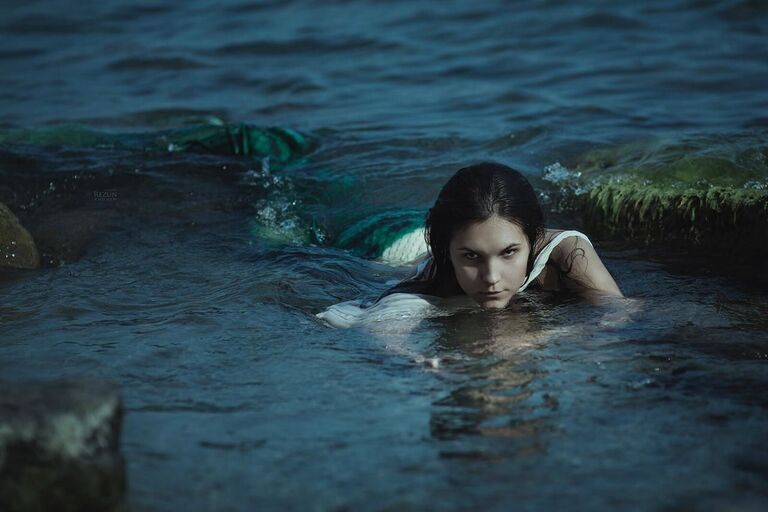 Александра Кузнецова фотографируется на море