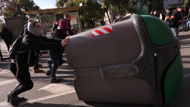 Протестующие в Барселоне во время заседания Совета министров Испании. 21 декабря 2018