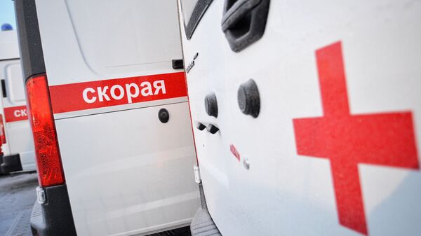 Красный крест на новом автомобиле скорой медицинской помощи, переданном учреждениям здравоохранения Свердловской области