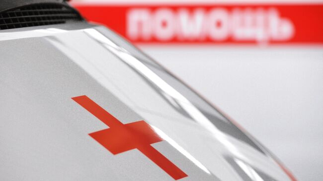 Красный крест на новом автомобиле скорой медицинской помощи, переданном учреждениям здравоохранения Свердловской области