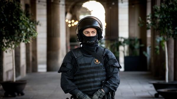Сотрудник полиции во время акции протеста в Барселоне