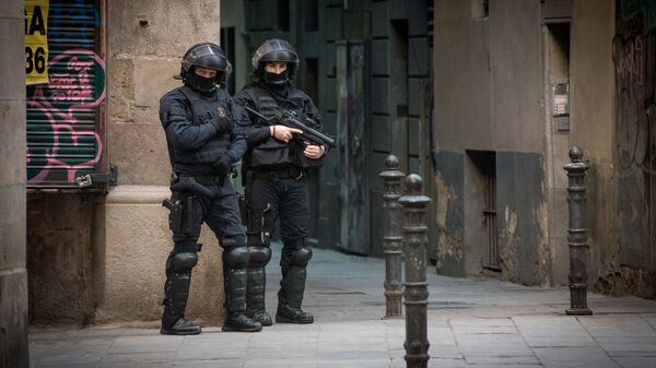 Сотрудники полиции во время акции протеста в Барселоне
