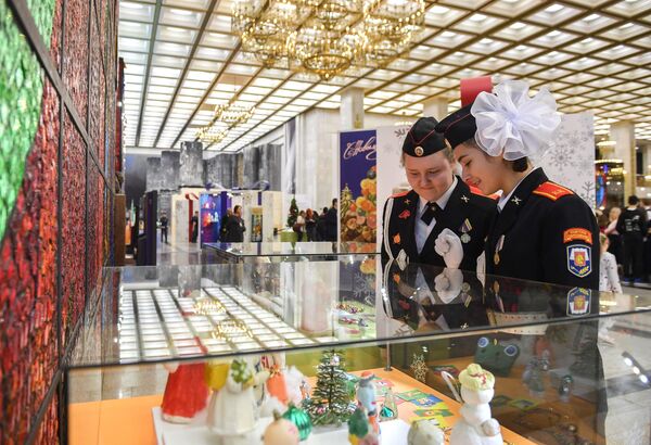 Посетители рассматривают экспонаты на выставке Старый добрый Новый год в музее Победы в Москве
