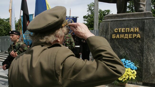 Ветераны запрещенной в России УПА* у памятника Степану Бандере в центре Львова. Архивное фото