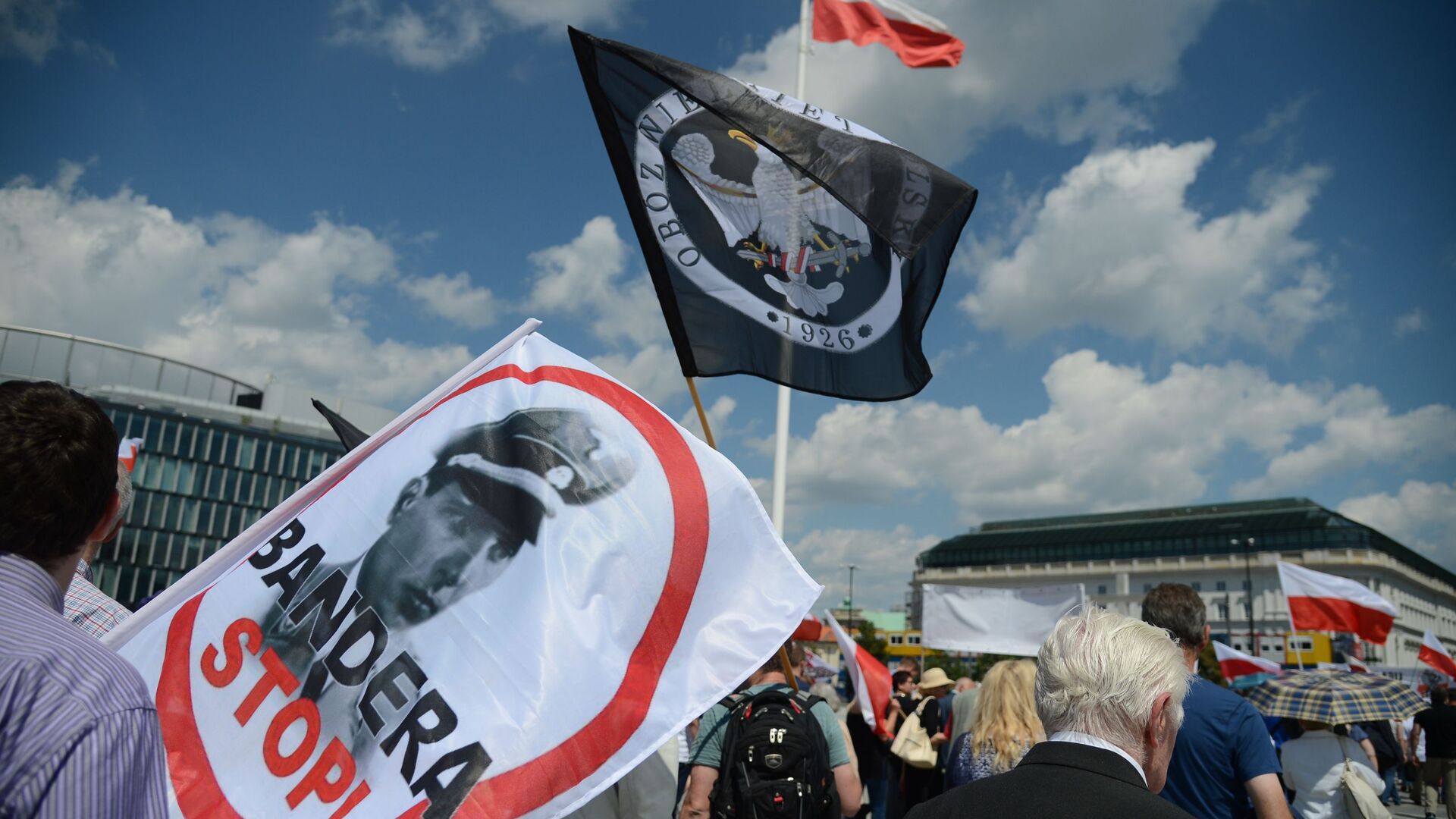 Участники во время акции памяти жертв Волынской резни в Варшаве - РИА Новости, 1920, 11.01.2025