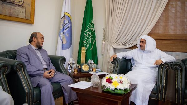 Генеральный секретарь Всемирной исламской лиги (ВИЛ) Мухаммад Абдель Карим аль-Иса (справа)