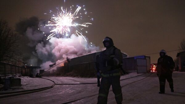 Сотрудники противопожарной службы на месте пожара на складе пиротехники в Адмиралтейском районе Санкт-Петербурга
