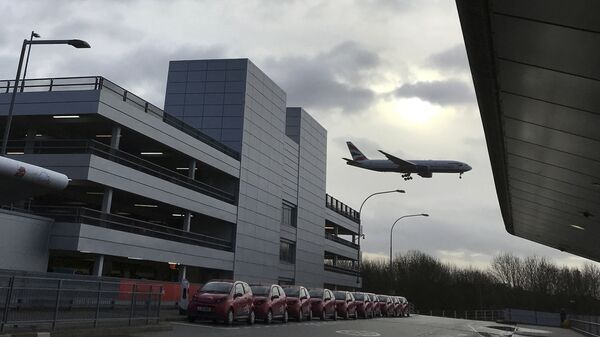 Самолет совершает посадку в лондонском аэропорту Гатвик