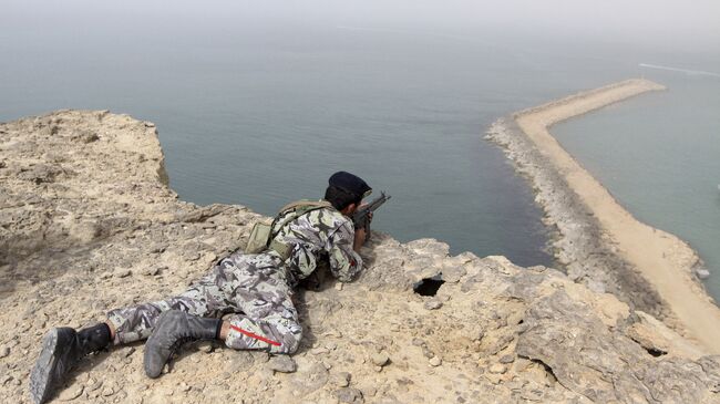 Военнослужащий армии Ирана во время учений в прибрежной зоне Ормузского пролива