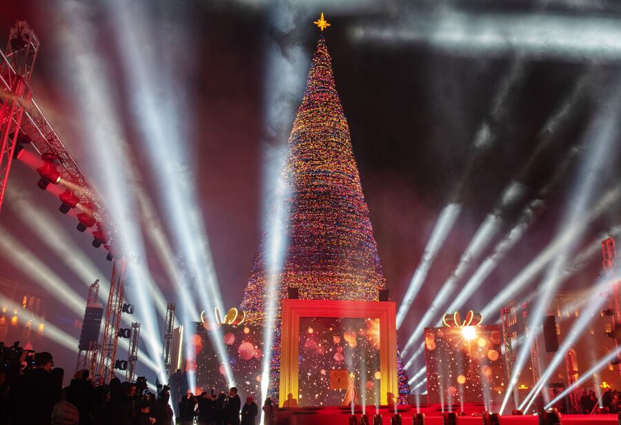Праздничная иллюминация на торжественной церемонии зажжения огней главной елки страны на Площади Республики в Ереване. 22 декабря 2018