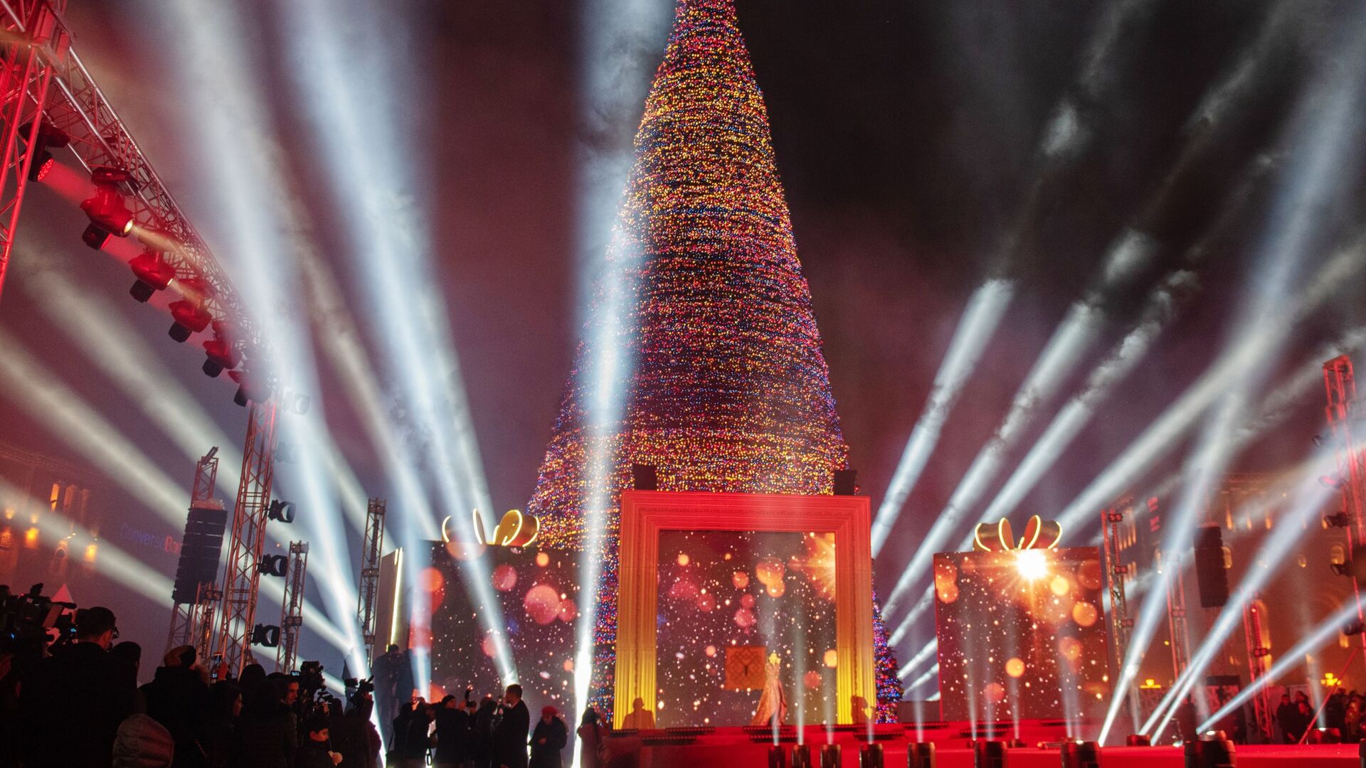 Праздничная иллюминация на торжественной церемонии зажжения огней главной елки страны на Площади Республики в Ереване. 22 декабря 2018 - РИА Новости, 1920, 14.12.2021