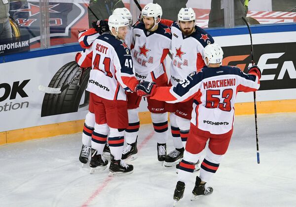 Хоккеисты ЦСКА радуются заброшенной шайбе