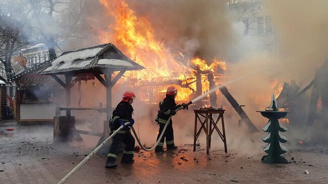 Ликвидация пожара на рождественской ярмарке в Львове, Украина. 22 декабря 2018