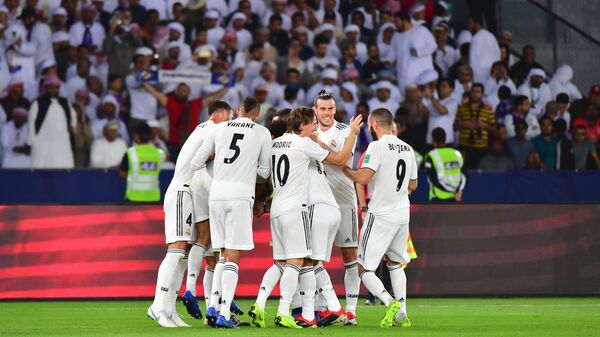 Футболисты мадридского Реала радуются забитому мячу