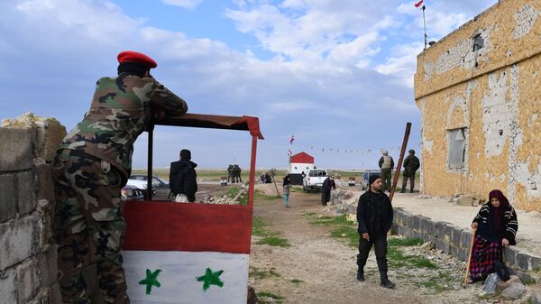 Военнослужащие и сирийские беженцы на территории гуманитарного коридора Абу-Духур в окрестностях провинции Идлиб Военнослужащие и сирийские беженцы на территории гуманитарного коридора Абу-Духур в окрестностях провинции Идлиб