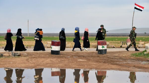 Сирийские беженцы пересекают гуманитарный коридор провинции Идлиб