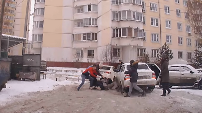 В Люберцах драка местных жителей с автомобилистами попала на видео