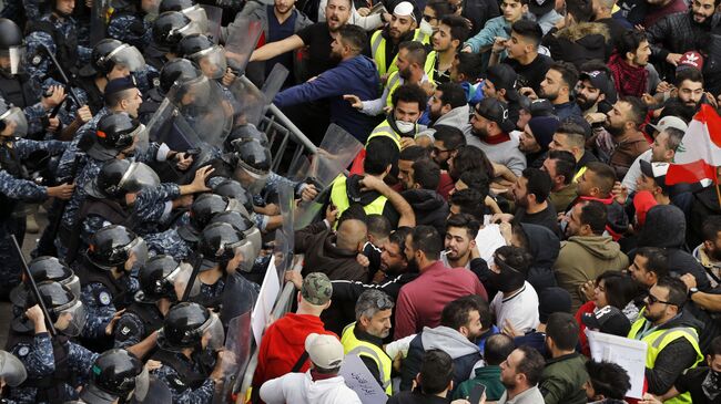 Демонстранты на митинге в центре Бейрута, Ливан