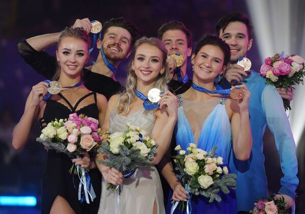 Александра Степанова и Иван Букин, Виктория Синицина и Никита Кацалапов, Софья Евдокимова и Егор Базин (слева направо).