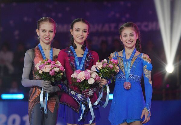 Александра Трусова, Анна Щербакова и Алёна Косторная (слева направо)