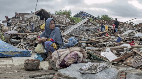 Местная жительница у своего дома, разрушенного цунами, в Сумуре, Индонезия. 24 декабря 2018