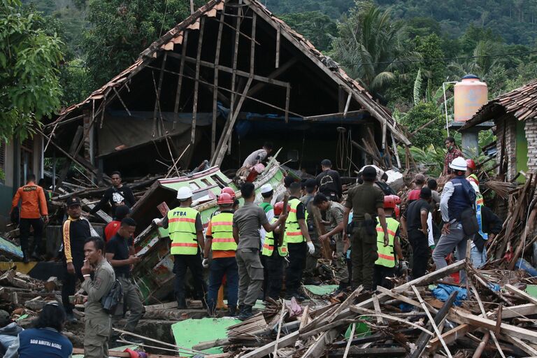 Последствия цунами в Индонезии