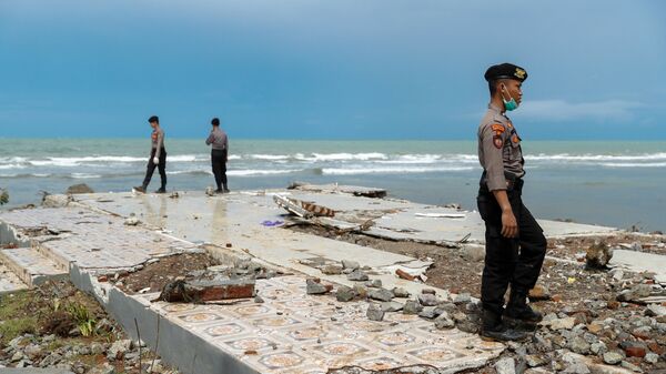 Полицейские на побережье в провинции Бантен после цунами