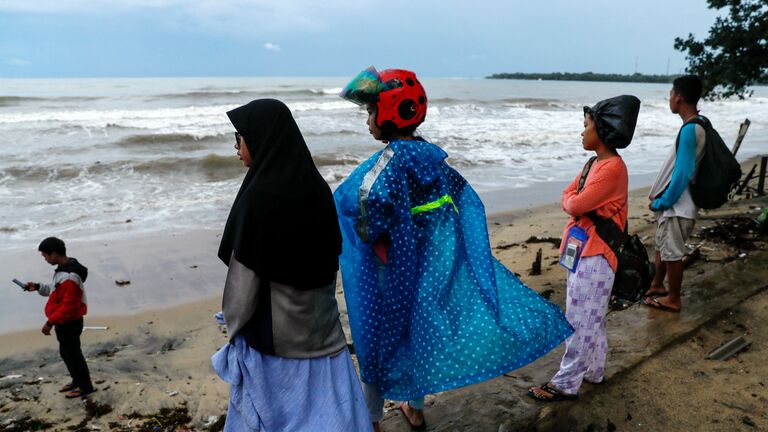 Местные жители после цунами в Индонезии