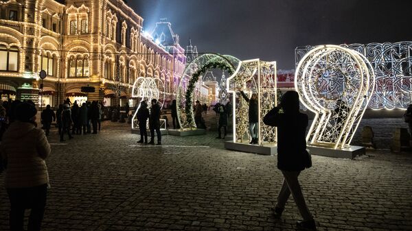 Новогодняя иллюминация на площади Революции в Москве