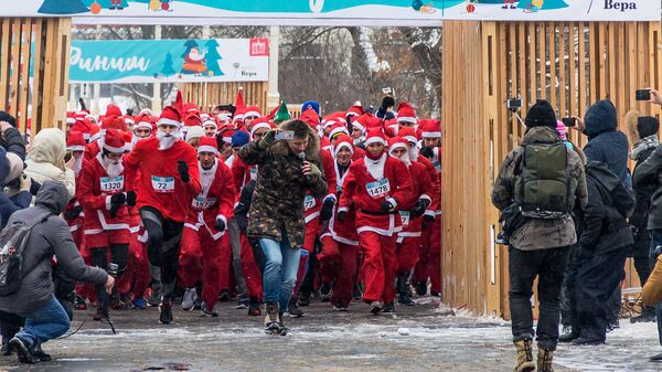 На благотворительном забеге Дедов Морозов собрали более 3,5 млн рублей