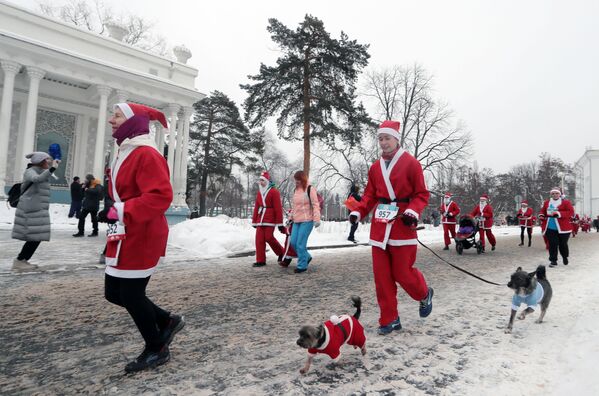 Участники благотворительного забега Дедов Морозов на ВДНХ в Москве
