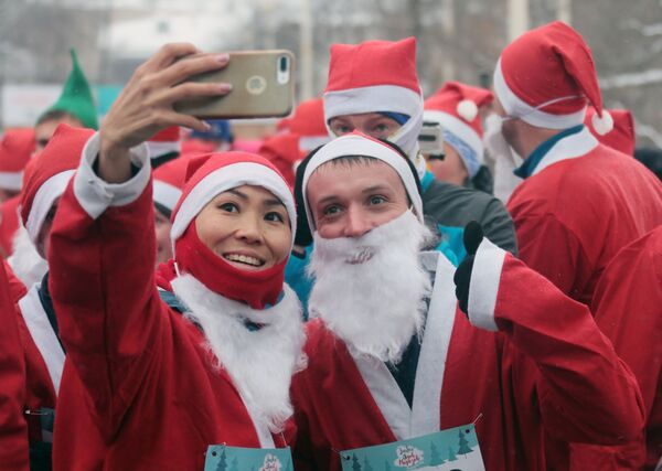 Участники благотворительного забега Дедов Морозов на ВДНХ в Москве